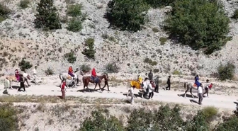 Erzincan’da asırlık gelenek atlı düğün alayıyla yaşatılıyor