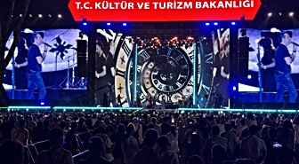 Kahramanmaraş'ta Kültür Yolu Festivali'nde Kıraç sahne aldı