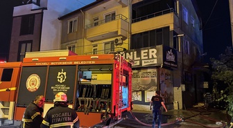 Kocaeli'de bahçede başlayıp 3 katlı binaya sıçrayan yangında 1 kişi yaralandı