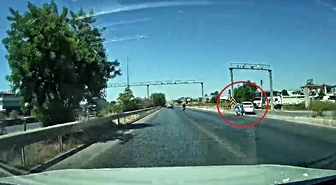 Kontrolsüz şekilde tali yola dönen otomobile arkadan gelen motosiklet çarptı