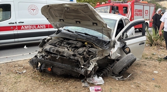 Küçükçekmece'de bariyere çarpan araçtaki 4 kişi yaralandı