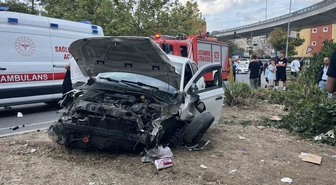 Küçükçekmece’de bisikletliye çarpmamak için manevra yapan araç bariyerlere çarptı: 4 yaralı