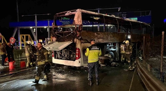 Kuzey Marmara Otoyolu’nda bariyerlere çarpan otobüs alev alev yandı