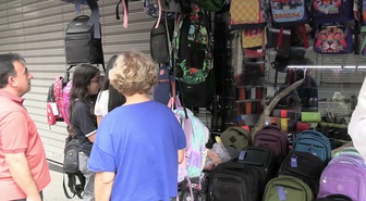 Okul alışverişini son güne bırakan veliler pahalılıktan yakındı: 'Okul alışverişi için 20 bin lira kredi çektim'