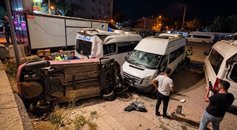 Otomobil otoparka uçtu, sürücü yaralandı