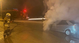 Payas’ta otomobilin motorundan alevler yükseldi