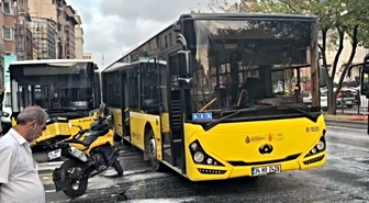 Şişhane’de iki İETT otobüsü çarpıştı: Yola dökülen yağ sürücülere zor anlar yaşattı