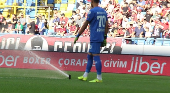 Süper Lig'de ilginç anlar! Maç oynanırken kimse ne olduğunu anlayamadı