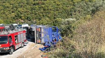 Virajda yol kenarındaki otomobile çarpan kamyon devrildi; 1 ölü, 1 yaralı