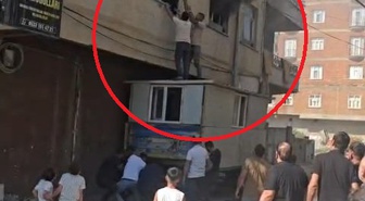 Yangında mahsur kalan kadını konteynerin üzerine çıkarak kurtardılar