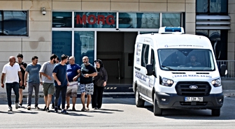 Ağaca çarpan otomobildeki sağlık çalışanı öldü, kardeşi ağır yaralandı