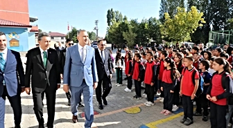 Ağrı’da ilk Ders Zilini Vali Bozkurt Çaldı; 973 okulda 126 bin 898 öğrencinin ders başı yaptı