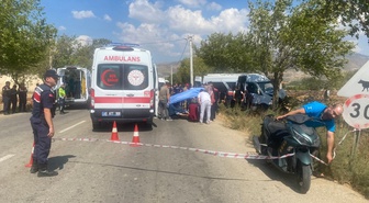 Alaşehir’de işçi minibüsü ağaca çarptı: 14 yaralı