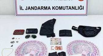 Antalya'da cezaevinin otoparkındaki araçtan hırsızlık yapan 2 şüpheli tutuklandı