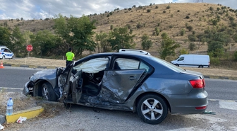 Çankırı'da hafif ticari araç ile otomobilin çarpıştığı kazada 3 kişi yaralandı