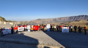 Doğaseverler ve dağcılar Nemrut Kalderası Milli Parkı'nda yürüyüş ve zirve tırmanışı yaptı