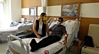 Eşinin böbreğiyle diyalize girmeden iyileşti
