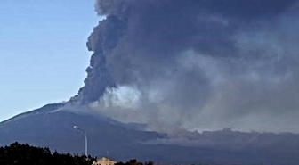 Etna Yanardağı'nın kül püskürtmesi nedeniyle Katanya Havalimanı uçuşlara kapatıldı