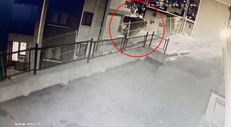 Eyüpsultan’da 3. kata çarpan aracın bahçeye düştüğü anlar görüntülendi