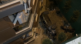 Eyüpsultan'da otomobil, binaya çarptıktan sonra 15 metre yükseklikten bahçeye düştü: 2 yaralı