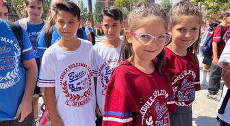 Görenler gözlerine inanamıyor: 27 çift ikiz aynı okulda