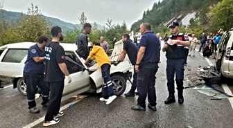 İki aracın çarpıştığı kazada 7 kişi yaralandı, aracın ön camına sıkışan vatandaşı itfaiye kurtardı