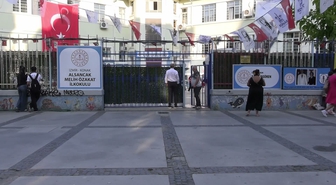İzmir’de üç okul tek binaya sığdırıldı: Veliler isyan etti