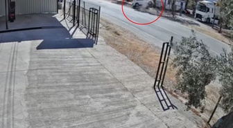 Kaldırıma çarpıp ters dönen otomobildeki baba oğul yaralandı