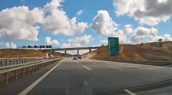 Kuzey Marmara Otoyolu tırın dorsesi koparak şarampole yuvarlandı