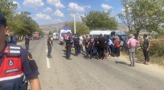 Manisa'da işçileri taşıyan servis minibüsünün ağaca çarptığı kazada 14 kişi yaralandı