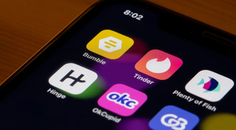 NATO subayının Tinder üzerinden tanıştığı Sovyetler Birliği doğumlu kadınla ilişkisi İngiltere'de casusluk alarmına yol açtı