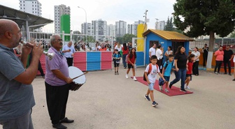 Okula başlayan öğrenciler kırmızı halı ve davul zurnayla karşılandı