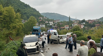 Otomobil ve hafif ticari araç çarpıştı: 1'i bebek, 7 yaralı