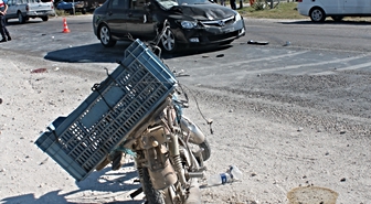 Otomobilin çarptığı motosikletin sürücüsü öldü
