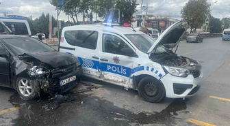Sakarya’da polis aracı ile otomobil çarpıştı: 2’si polis, 5 yaralı
