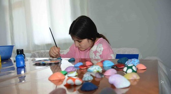 Samsunlu minik Elif Zehra, deniz kabuklarını sanat eserine dönüştürüyor