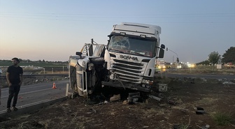Şanlıurfa'da tırla kamyonetin çarpışması sonucu 3 kişi yaralandı