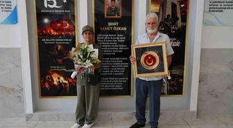 Şehit anne ve babası Türk bayrağıyla okulda