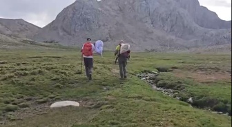 Tunceli’de doğa gezisini yarıda bırakıp 8 saat boyunca çöp taşıdılar