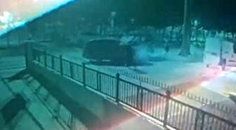 Keçiören'de polis aracına çarpıp kaçan sürücü yakalandı, evinde silah çıktı