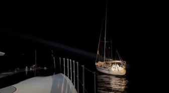 İzmir açıklarında yelkenli teknede 11 düzensiz göçmen ile 2 göçmen kaçakçısı yakalandı