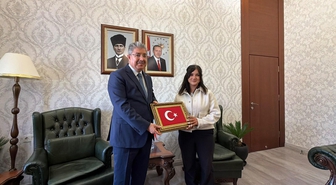 Eskişehir'de yerde gördüğü Türk bayrağını alan kurye Gülten Yeşil'e validen ödül! Makamında ağırlayıp bayrak hediye etti