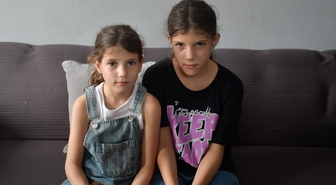 Adana'da iki kardeş yeni işitme cihazlarına kaymakamlık desteğiyle kavuştu