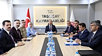 Ağrı Valisi Bozkurt başkanlığında, Taşlıçay ilçesinde 'Genişletilmiş Güvenlik ve Asayiş Koordinasyon Toplantısı' gerçekleştirildi.
