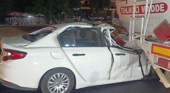 Akaryakıt tankerine arkadan çarpan otomobil 100 metre sürüklendi: 1 ölü