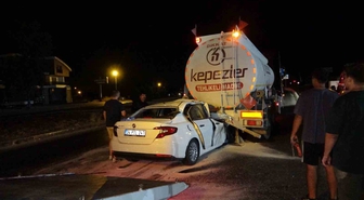 Akaryakıt tankerine ok gibi saplanan otomobil, tankerin yakıtının boşaltılmasıyla çıkartılabildi