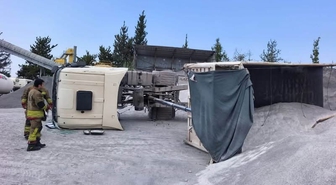 Arsuz’da devrilen kamyonun sürücüsü yaralandı