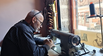 Ayakkabı ustası, çocukken başına geçtiği tezgahından 59 yıldır ayrılmadı