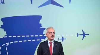 Bakan Uraloğlu: 'Canlı uçuş takip sistemimiz sayesinde Türkiye hava sahasındaki iç hat, dış hat ve transit uçuşlar da harita üzerinden anlık olarak izlenebiliyor'