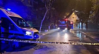 Bakırköy’de 4 katlı metruk binanın çatısı alevlere teslim oldu